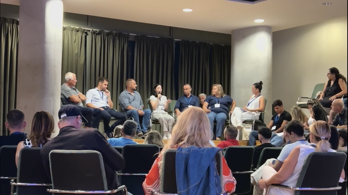 Round-table discussion with speakers